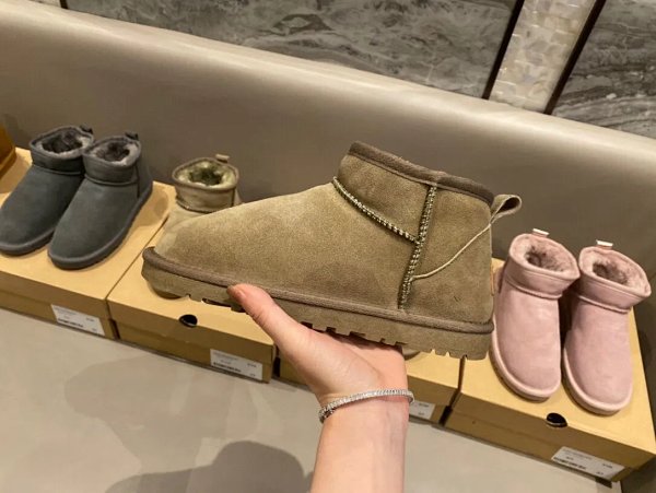 UGG